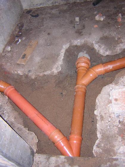 rekonstrukce ležaté kanalizace ve sklepě