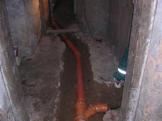 rekonstrukce ležaté kanalizace v domě v Jaroměři