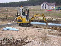 bagr komatsu při kopání kanalizace