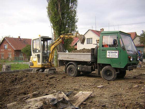 nakládání materiálu na Multicar při výkopových pracích